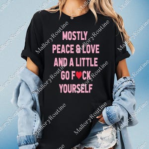 Maglietta Donna Con Scollo A V 'Namaste Yoga Mostly Peace Love And Light Little Go F**k', Nera, Taglia L