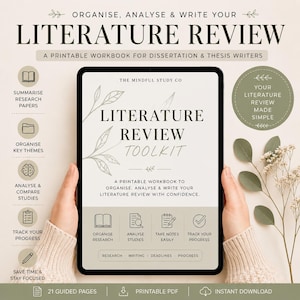 Può includere: Un tablet digitale che mostra una cartella di lavoro Literature Review Toolkit. Lo schermo contiene testo come "Organise, Analyse & Write Your Literature Review" e "A Printable Workbook for Dissertation & Thesis Writers" con icone per ricerca, appunti e progresso.