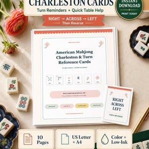 Puede incluir: Una pila de tarjetas de referencia de Mahjong americano Charleston y Turn con instrucciones impresas, incluyendo el texto Right Across Left Then Reverse, rodeada de fichas de Mahjong, flores e iconos informativos sobre una superficie clara.