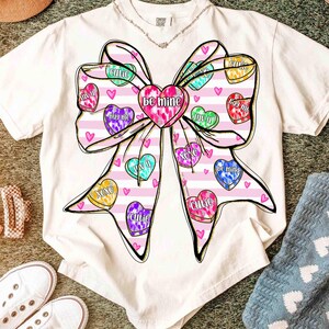 Be Mine Valentine Coquette Png, Conversation Candy Heart Bow Sublimation, Design per maglietta di San Valentino con pennellata rosa, XoXo Png immagine 5