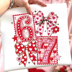 Divertente fiocco di San Valentino con scritta Six Seven Coquette Png, 67 barzellette virali su Internet, design digitale, design per maglietta con fiocco a cuore preppy, umorismo sui social media Png