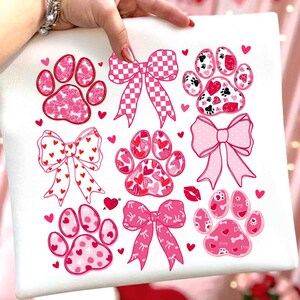 Cane San Valentino PNG, Mamma Cane PNG, San Valentino PNG, Cuore con impronta di zampa di cane PNG, Design per maglietta di San Valentino, Regalo per amanti dei cani, Cuori di caramelle PNG