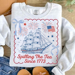 Derramando el té desde 1773 PNG, Diseño divertido de sublimación del 4 de julio, Sublimación patriótica preppy, Lazo de EE. UU. Día de la Independencia PNG