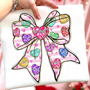 Be Mine Valentine Coquette Png, Conversation Candy Heart Bow Sublimation, Design per maglietta di San Valentino con pennellata rosa, XoXo Png immagine 2