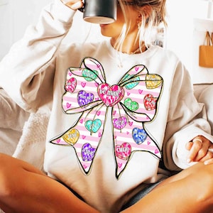 Be Mine Valentine Coquette Png, Conversation Candy Heart Bow Sublimation, Design per maglietta di San Valentino con pennellata rosa, XoXo Png immagine 4