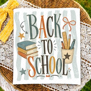 Peut inclure: Une pancarte rectangulaire avec le texte BACK TO SCHOOL en grandes lettres multicolores. Le motif comprend une pile de trois livres, un pot à crayons contenant une règle, un crayon et un stylo, ainsi que des étoiles et un nœud décoratifs.