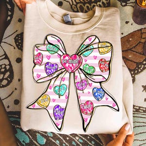Be Mine Valentine Coquette Png, Conversation Candy Heart Bow Sublimation, Design per maglietta di San Valentino con pennellata rosa, XoXo Png immagine 3