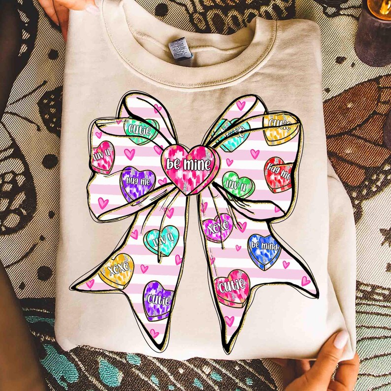 Be Mine Valentine Coquette Png, Conversation Candy Heart Bow Sublimation, Design per maglietta di San Valentino con pennellata rosa, XoXo Png immagine 3