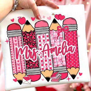 Matita con fiocco per San Valentino personalizzata per insegnanti in formato PNG, insegnante di San Valentino personalizzato in formato PNG, regalo carino per insegnanti in formato PNG, design con stampa leopardata per San Valentino