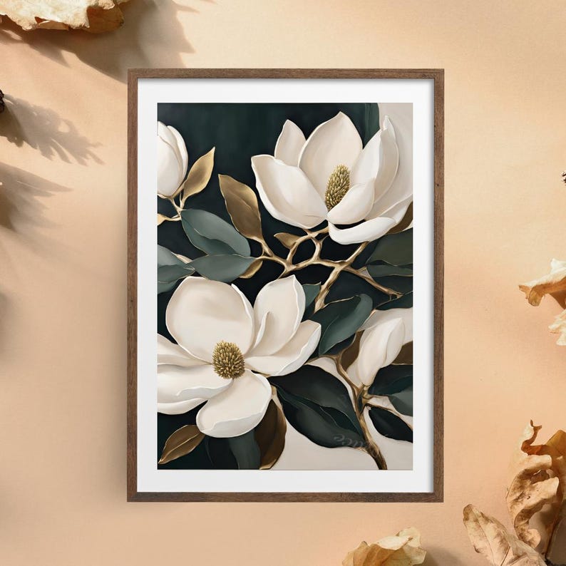 K&ouml;nnte beinhalten: Gerahmter Kunstdruck mit wei&szlig;en Magnolienbl&uuml;ten mit goldenen Zentren und Akzenten. Das Kunstwerk zeigt dunkelgr&uuml;ne Bl&auml;tter und Zweige vor dunklem Hintergrund, alles in einem braunen Holzrahmen.