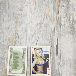 Jugando a las cartas, chicas, damas. Cartas de póquer y bridge.