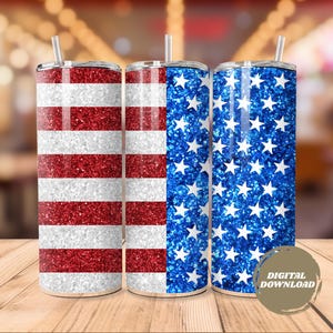 Puede incluir: Tres vasos cubiertos de purpurina con pajitas. Uno presenta rayas rojas y blancas, otro tiene un fondo azul con estrellas blancas y el tercero tiene un diseño dividido de rayas y estrellas. Los vasos están diseñados con un tema patriótico.