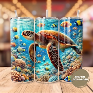 Puede incluir: Tres vasos de acero inoxidable con una vibrante escena submarina que presenta una tortuga marina, corales y peces de colores. El diseño envuelve los vasos, creando una vista de 360 grados del océano. Cada vaso tiene una pajita.