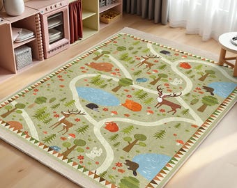 Op de afbeelding: Een groen en bruin kinderkleed met een kronkelend pad en verschillende bosdieren, waaronder herten, vossen en een beer. Het kleed heeft een witte rand met een bruin en wit geometrisch patroon.