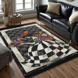 Puede incluir: Una alfombra a cuadros en blanco y negro con un diseño floral y una mujer con un vestido a cuadros. La alfombra tiene un borde azul.