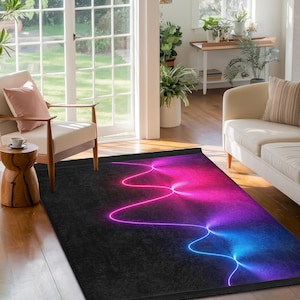 Könnte beinhalten: Abstrakter Teppich mit schwarzem Hintergrund und bunten, neonfarbenen, wellenförmigen Linien in Pink, Blau und Lila. Der Teppich befindet sich in einem Wohnzimmer mit einer Couch und einem Sessel.
