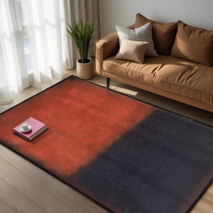 Pode incluir: Um tapete de área vermelho e preto degradê com um visual sutilmente desgastado. O tapete está colocado sobre um piso de madeira em uma sala de estar.