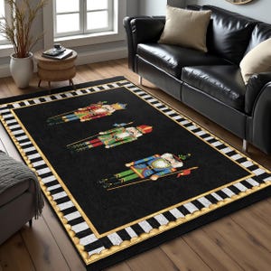 Puede incluir: Alfombra de rayas blancas y negras con borde dorado y fondo negro. Cuatro figuras de cascanueces están representadas en la alfombra, cada una con un diseño y un esquema de color diferente.