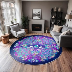 Può includere: Un tappeto rotondo con un design psichedelico vibrante. Il tappeto presenta un motivo centrale a occhio circondato da motivi paisley vorticosi in tonalità di blu, viola e rosa. Il tappeto è posto su uno sfondo blu scuro con effetto stellato.
