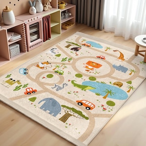 Può includere: Un tappetino da gioco beige con un design colorato di animali e veicoli. Il tappetino presenta una strada tortuosa con auto, una zebra, un leone, un elefante, un coccodrillo, un rinoceronte e una giraffa.