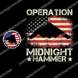 Könnte beinhalten: Schwarzes Grafikdesign mit dem Text "OPERATION MIDNIGHT HAMMER", einer amerikanischen Flagge und einer Silhouette eines Stealth-Bombers. Ein kleineres kreisförmiges Design mit demselben Text befindet sich links.