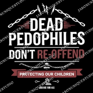 Könnte beinhalten: Schwarzes Grafikdesign mit weißem Text: "DEAD PEDOPHILES DON'T RE-OFFEND." Das Design umfasst Ketten, Blitze und den Text "PROTECTING OUR CHILDREN" in einem Banner. Die Worte "JUSTICE FOR ALL" stehen unten.