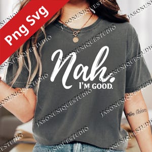 Peut inclure: T-shirt gris foncé avec le texte blanc "Nah, I'm Good." dans un style manuscrit. Le t-shirt de style décontracté est adapté au port quotidien. L'image comprend une bannière rouge qui dit "Png Svg".