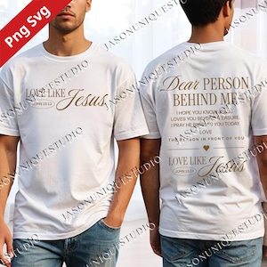 Può includere: T-shirt bianche con testo dorato. La parte anteriore dice "Love Like Jesus" con "John 15:12" sotto. La parte posteriore dice "Dear Person Behind Me" con un messaggio e "Love Like Jesus" con "John 15:12".