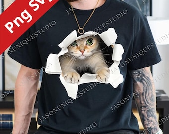 Op de afbeelding: Zwart T-shirt met een 3D-afbeelding van een kat die door een gescheurd gat kijkt. De kat heeft groene ogen en bruine vacht. De tekst "Png Svg" staat in de linkerbovenhoek. Het shirt heeft de tekst "JASONUNIQUESTUDIO" erop gedrukt.