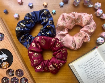 DnD-inspirerade hårsnoddar - Röda/Blåa/Rosa med guldfärgade tärningar och stjärnor