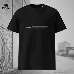 Op de afbeelding: Zwart t-shirt met de tekst "/prompt" en een zoekbalkafbeelding. De zoekbalk bevat tekst over een digitale performance. Het shirt heeft ook de tekst "MR PROMPT" en "WHERE TECH MEETS STYLE >_"