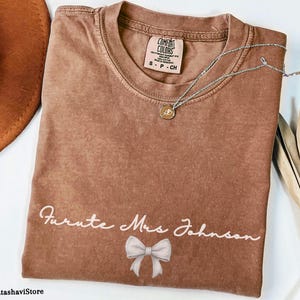 パーソナライズされたFuture Mrs Tシャツ - ブライダルシャワーギフト、結婚発表、婚約プレゼント