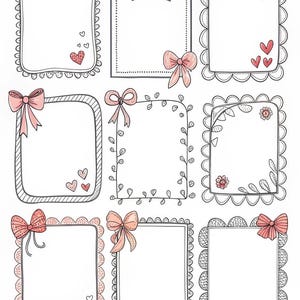 Può includere: Nove cornici disegnate a mano con bordi decorativi, fiocchi e cuori. Le cornici sono di varie forme, tra cui rettangoli e rettangoli arrotondati. Alcune cornici presentano bordi smerlati, mentre altre hanno accenti floreali o puntinati. I fiocchi sono in tonalità rosa e grigio.