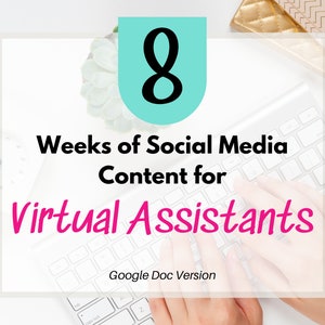 Può includere: Una tastiera bianca con le mani di una persona che digita su di essa. Il testo "8 Weeks of Social Media Content for Virtual Assistants" è visualizzato sopra la tastiera in testo rosa e nero. Il testo "Google Doc Version" è visualizzato sotto la tastiera in testo nero.