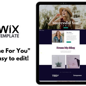 Pu&ograve; includere: Un modello di sito web Wix per un marchio personale o un'azienda. Il modello presenta uno sfondo blu scuro con un'intestazione e un pi&egrave; di pagina bianchi. L'intestazione include una foto di una donna sorridente e il testo "Successful You!" Il pi&egrave; di pagina include il testo "From My Blog" e una sezione per articoli in evidenza. Il modello include anche una sezione per i link ai social media e una sezione per le testimonianze.