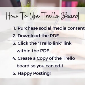 Op de afbeelding: Een witte kaart met zwarte tekst die uitlegt hoe je een Trello-bord gebruikt. De tekst luidt: "How To Use Trello Board 1. Purchase social media content 2. Download the PDF 3. Click the "Trello link" link within the PDF 4. Create a Copy of the Trello board so you can edit 5. Happy Posting!"
