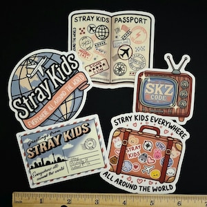 Pegatinas de vinilo con temática de viajes vintage de Stray Kids: globo terráqueo, postal, maleta, pasaporte, código SKZ, regalos para fans de Stray Kids SKZ