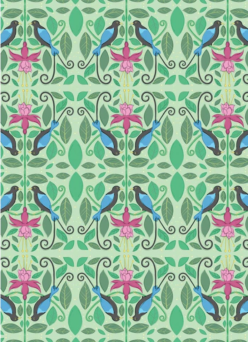 Puede incluir: Un patr&oacute;n repetitivo de p&aacute;jaros azules con colas largas posados en ramas con flores rosas y hojas verdes. El fondo es de color verde claro.