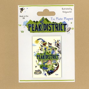 Puede incluir: Un imán rectangular de hojalata con un mapa ilustrado a color del Peak District. El empaque incluye el texto Peak District, Made in the UK e Illustrated by Vickysworld. El imán muestra varias escenas de actividades al aire libre.