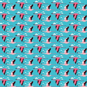 Può includere: Uno schema senza cuciture con fenicotteri rosa che volano in formazione contro un cielo azzurro chiaro con nuvole bianche. I fenicotteri sono rivolti a destra e hanno le punte delle ali nere.