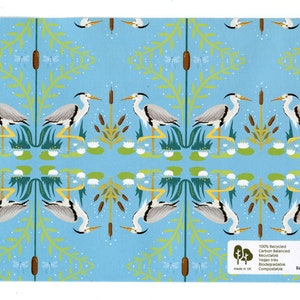 Pu&ograve; includere: Motivo azzurro con aironi stilizzati, ninfee e giunchi. Il design include libellule e piccoli puntini bianchi, creando un'estetica serena ispirata alla natura. Prodotto nel Regno Unito con materiali riciclati e compostabili.