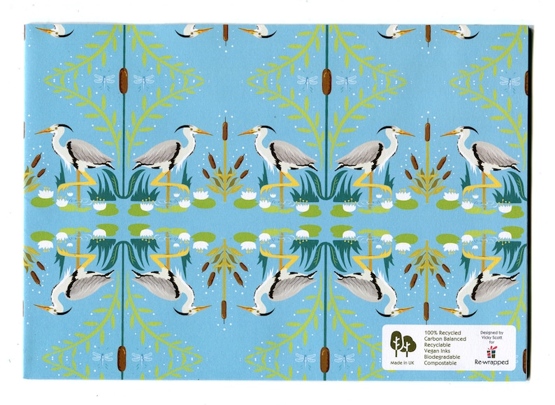 Pu&ograve; includere: Motivo azzurro con aironi stilizzati, ninfee e giunchi. Il design include libellule e piccoli puntini bianchi, creando un'estetica serena ispirata alla natura. Prodotto nel Regno Unito con materiali riciclati e compostabili.