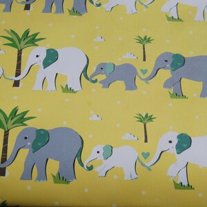 Pu&ograve; includere: Carta a motivi gialli con elefanti dei cartoni animati bianchi e grigi, con accenti verdi sulle orecchie e sulle code. Sono presenti anche palme e nuvole bianche. Gli elefanti sono collegati da un design a forma di cuore.