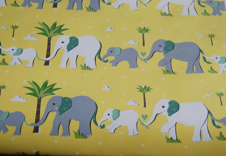 Pu&ograve; includere: Carta a motivi gialli con elefanti dei cartoni animati bianchi e grigi, con accenti verdi sulle orecchie e sulle code. Sono presenti anche palme e nuvole bianche. Gli elefanti sono collegati da un design a forma di cuore.