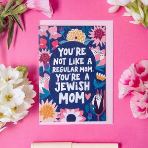 Carte de maman juive – « Vous n'êtes pas comme une mère ordinaire » | Carte juive fête des mères ou nouvelle maman | A6 vierge à l'intérieur avec enveloppe rose | Artisanat Oy Vey