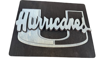 Muurkunst met gelaagd houtgebeitst Miami Hurricanes-logo
