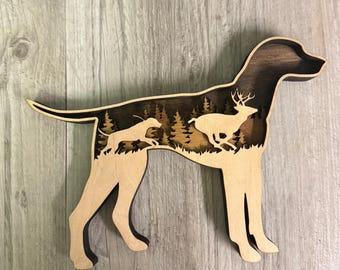 重ね合わせた木材アート – 猟犬と鹿のシーン