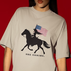 She Coming カウボーイ・カーター風Tシャツ ウエスタンTシャツ カントリーコンサート衣装グラフィック 乗馬ライダー カウガールスタイルTシャツ ビヨンセ風グッズ