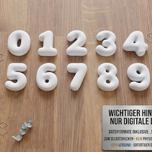 Könnte beinhalten: Ein Set aus zehn weißen, dreidimensionalen Zahlen von null bis neun mit einer abgerundeten, glatten Optik. Ein rechteckiges Schild in der unteren rechten Ecke enthält den Text: WICHTIGER HINWEIS: NUR DIGITALE DATEI DATEIFORMATE INKLUSIVE: .STL & .3MF.