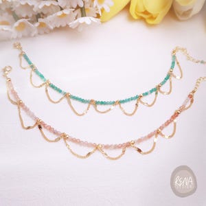 Bracelet minimaliste délicat en couches d'or 18 carats avec chaîne de pierres précieuses, perles de cristal, 2 mm, bracelet spirituel fait main pour elle ou lui